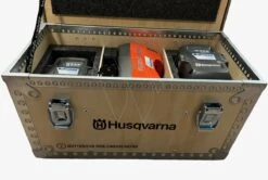 Husqvarna Opbergbox Hout 2x Accu & Lader -Husqvarna Verkoop 529475101 5 HUSQVARNA20OPBERGBOX20HOUT202X20BLI20ACCU2020QC20LADER